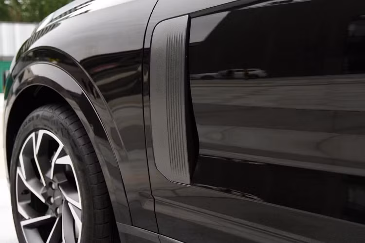 Nằm bên dưới nắp ca-pô của Lynk &amp; Co 09 là 3 tùy chọn động cơ khác nhau. Đầu tiên là hệ truyền động mild hybrid, bao gồm máy xăng tăng áp, dung tích 2.0L, hệ thống điện 48 V và hộp số tự động 8 cấp. Thứ hai là hệ truyền động plug-in hybrid với máy xăng tăng áp, dung tích 2.0L và hộp số tự động 8 cấp. Cuối cùng là hệ truyền động hybrid với máy xăng tăng áp, dung tích 2.0L.