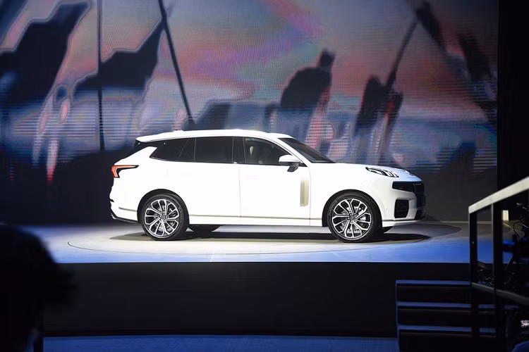 Hiện giá xe Lynk &amp; Co 09 tại thị trường Trung Quốc vẫn chưa được công bố. Chỉ biết rằng, xe sẽ cạnh tranh với những đối thủ như Ford Explorer hay Volkswagen Talagon.