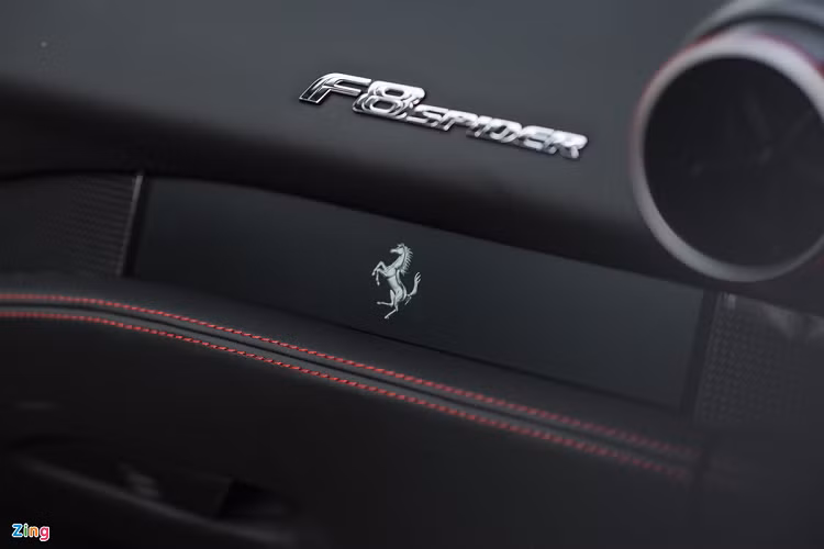 Nội thất xe được ốp da lộn màu đen, kết hợp với các đường chỉ đỏ. 