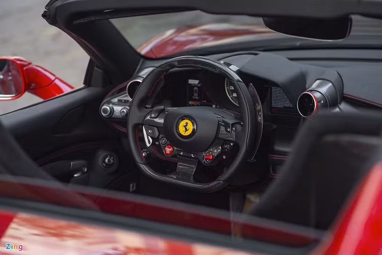 Nội thất xe gây chú ý với rất nhiều chi tiết bằng carbon như vô lăng, 2 lẫy chuyển số... Vô lăng là loại 3 chấu ốp carbon và được tích hợp các phím cứng như: Start/Stop, các chế độ lái... 