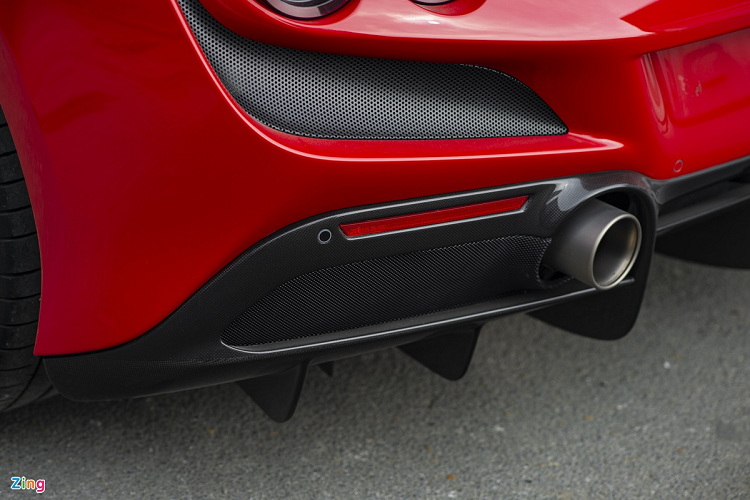 Nổi bật khi nhìn từ phía sau lại là hệ thống 2 ống xả có kích thước lớn, cùng phần cánh chia gió to bản làm bằng carbon tạo nên tổng thể phần đuôi vừa thể thao nhưng vẫn tăng tính khí động học cho xe. 