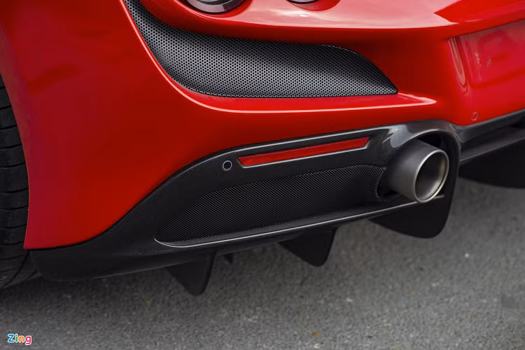 Nổi bật khi nhìn từ phía sau lại là hệ thống 2 ống xả có kích thước lớn, cùng phần cánh chia gió to bản làm bằng carbon tạo nên tổng thể phần đuôi vừa thể thao nhưng vẫn tăng tính khí động học cho xe. 