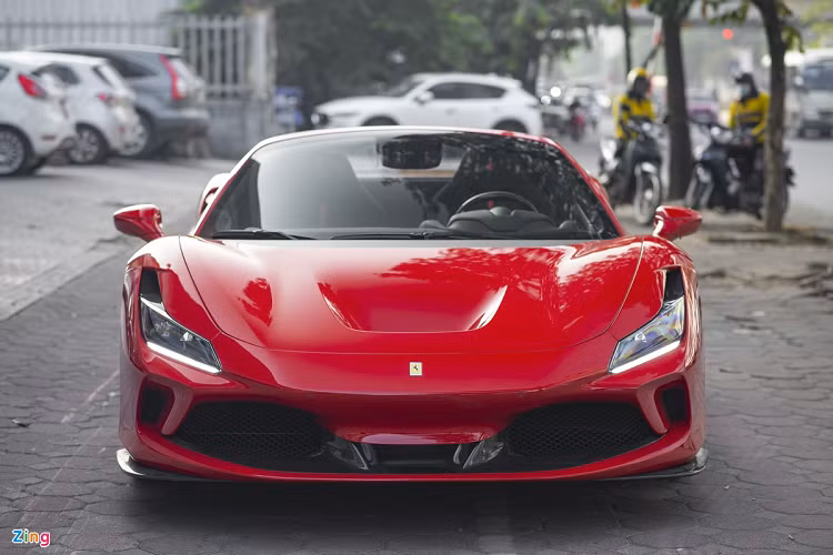 Để kìm hãm sức mạnh này, Ferrari đã trang bị các đĩa phanh kích thước lớn cùng hệ thống kiểm soát góc trượt và hệ thống cải thiện động học FDE+ khi chuyển sang chế độ "Race". Mức giá xe Ferrari F8 Spider này không được tiết lộ. Theo giới thạo siêu xe, mẫu xe mui trần này có giá không dưới 23 tỷ đồng sau khi hoàn thành các thủ tục ra biển số. 