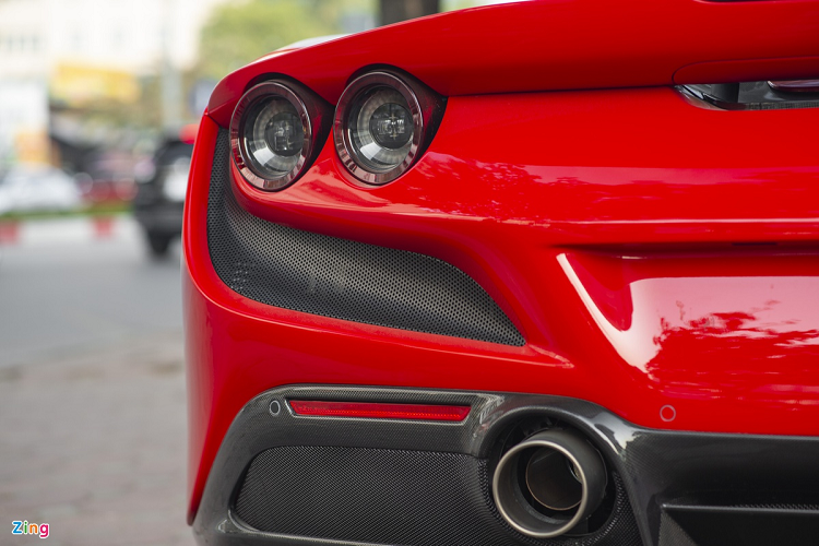 Giống với các mẫu xe đàn anh như 812 Superfast hay SF90 Stradale, F8 có hệ thống đèn hậu dạng 2 vòng tròn cạnh nhau thay vì loại đơn trên 488. Thiết kế này đơn giản nhưng mang lại cảm giác thể thao và cân đối hơn cho phần đuôi xe. 