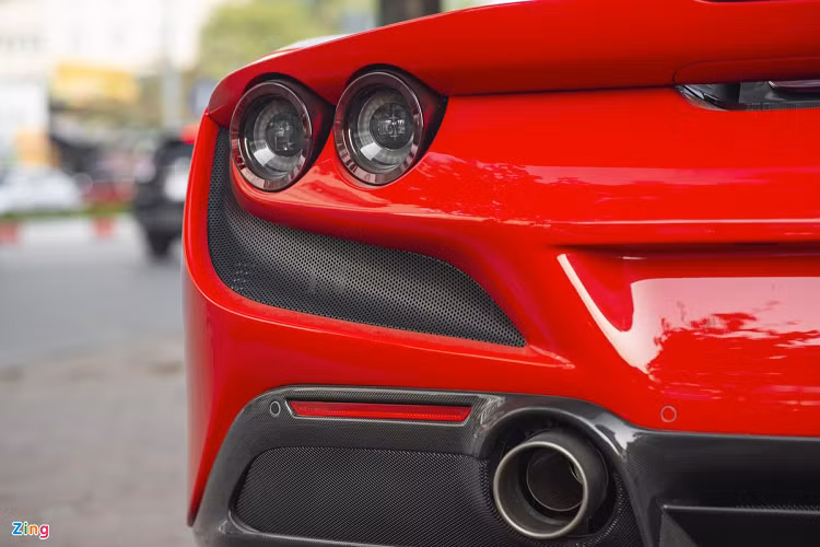 Giống với các mẫu xe đàn anh như 812 Superfast hay SF90 Stradale, F8 có hệ thống đèn hậu dạng 2 vòng tròn cạnh nhau thay vì loại đơn trên 488. Thiết kế này đơn giản nhưng mang lại cảm giác thể thao và cân đối hơn cho phần đuôi xe. 