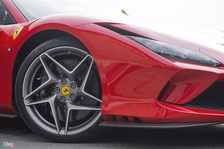 Tương tự các phiên bản F8 về nước gần đây, chiếc F8 Spider này vẫn được trang bị bộ mâm 5 chấu kép hình ngôi sao dạng xoáy, kích thước 245/35ZR20 cho bánh trước và 305/30ZR20 ở bánh sau. 