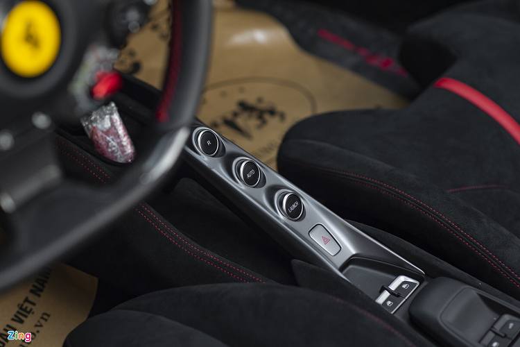 Xe được trang bị màn hình nhỏ kích thước 7 inch ở bên ghế phụ. "Linh hồn" của chiếc xe là loại động cơ được chia sẻ từ 488 Pista. Động cơ V8 dung tích 3.9L sản sinh sức mạnh 720 mã lực cùng mô-men xoắn 770 Nm. Tổng thời gian để tăng tốc 0-100km/h của chiếc xe chỉ là 2,9 giây trước khi đạt tốc độ tối đa 340 km/h. 