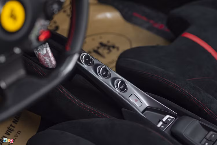 Xe được trang bị màn hình nhỏ kích thước 7 inch ở bên ghế phụ. "Linh hồn" của chiếc xe là loại động cơ được chia sẻ từ 488 Pista. Động cơ V8 dung tích 3.9L sản sinh sức mạnh 720 mã lực cùng mô-men xoắn 770 Nm. Tổng thời gian để tăng tốc 0-100km/h của chiếc xe chỉ là 2,9 giây trước khi đạt tốc độ tối đa 340 km/h. 