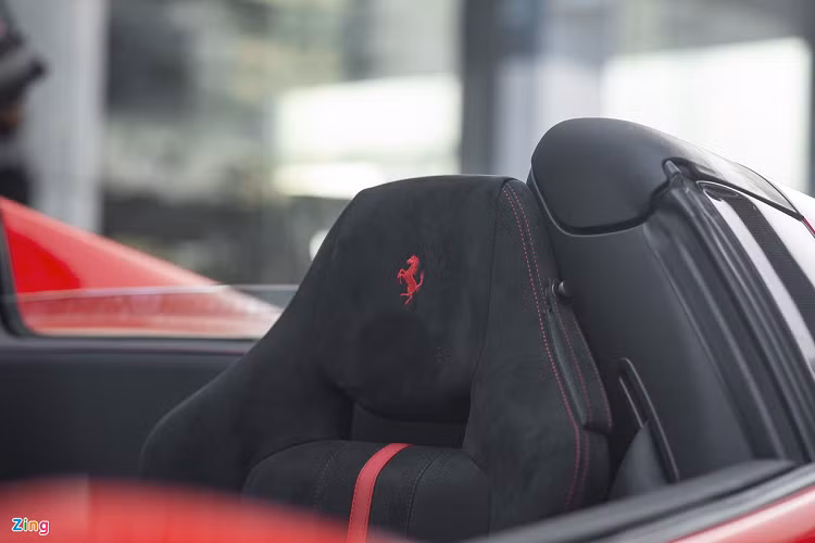 Hai ghế ngồi được làm bằng carbon và điều chỉnh bằng tay hoàn toàn. 