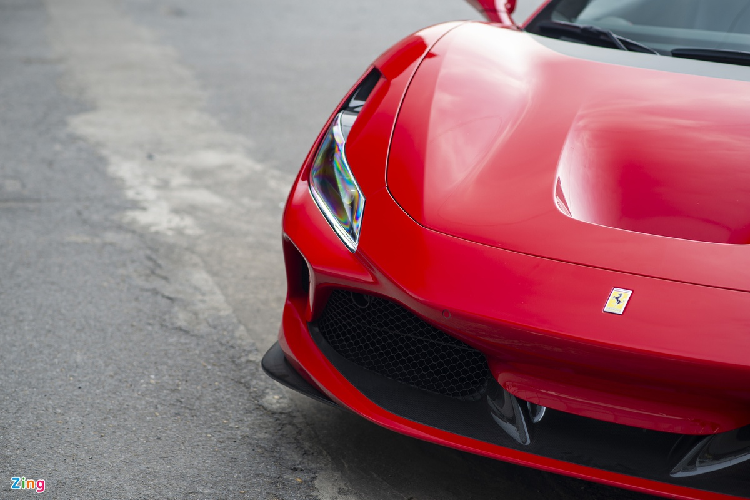 Phần đầu xe được thiết kế theo ngôn ngữ S-Duct tương tự 488 Pista. Các đường nét thiết kế ưu tiên khí động học như hốc thông gió lớn trên nắp capo (được lấy cảm hứng từ mẫu xe Ferrari 308). 