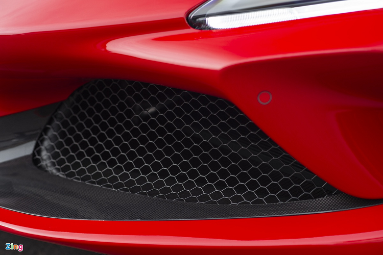 Nhiều chi tiết được thay thế bằng chất liệu carbon như phần cản trước, hốc thông gió, cánh lướt gió 2 bên và phần ốp đèn trước. 