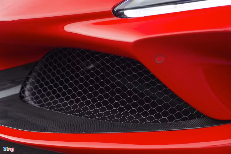 Nhiều chi tiết được thay thế bằng chất liệu carbon như phần cản trước, hốc thông gió, cánh lướt gió 2 bên và phần ốp đèn trước. 