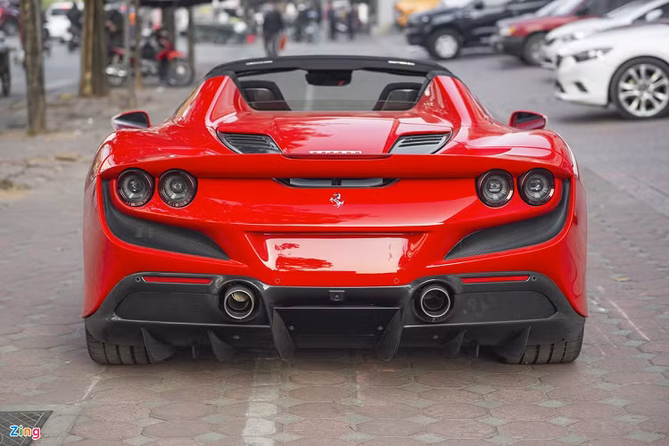 Tương tự F8 Tributo, Ferrari F8 Spider mui trần có thiết kế cứng cáp và thể thao cùng nhiều đường gấp khúc, dập nổi. Các chi tiết carbon được trang bị thêm. 