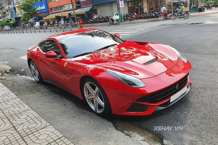 F12 Berlinetta chỉ cần 3,1 giây để tăng tốc từ 0 - 100 km/h trước khi cán tốc độ tối đa 340 km/h.
