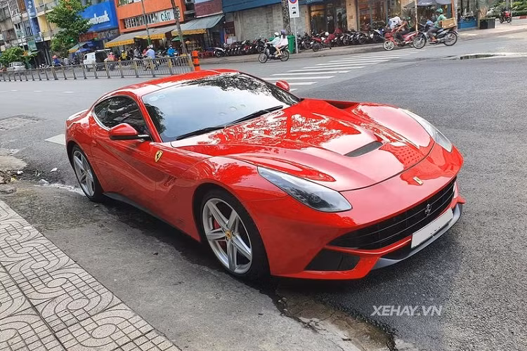 F12 Berlinetta chỉ cần 3,1 giây để tăng tốc từ 0 - 100 km/h trước khi cán tốc độ tối đa 340 km/h.