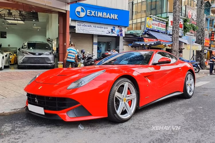 Vòng ra phía sau, đuôi xe được thiết kế dầy dặn với đèn hậu tròn cổ điển, bộ khuếch tán sơn đen mờ, hệ thống ống xả kép to bản đặt hai bên, cánh gió gầm ở giữa và đèn báo hiệu khẩn cấp.