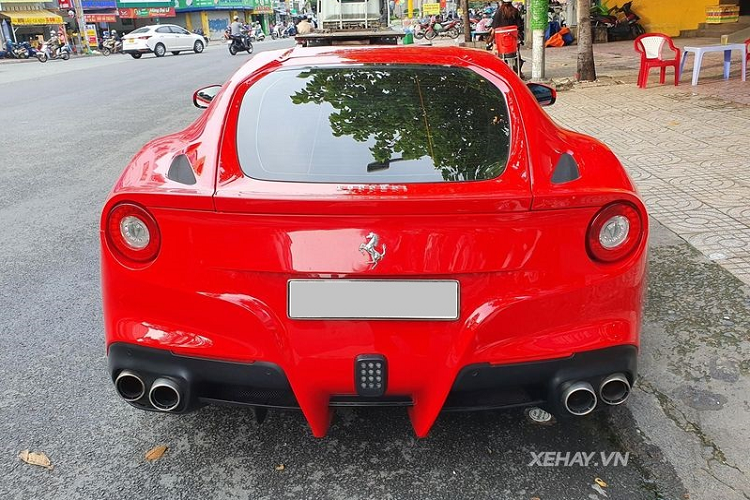 Về truyền động, chiếc Ferrari F12 Berlinetta tại Việt Nam này được trang bị động cơ V12 6.3L sản sinh công suất 740 mã lực và mô-men xoắn cực đại 690 Nm, không hề thua kém những siêu xe ngày nay.