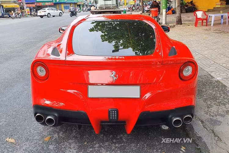 Về truyền động, chiếc Ferrari F12 Berlinetta tại Việt Nam này được trang bị động cơ V12 6.3L sản sinh công suất 740 mã lực và mô-men xoắn cực đại 690 Nm, không hề thua kém những siêu xe ngày nay.