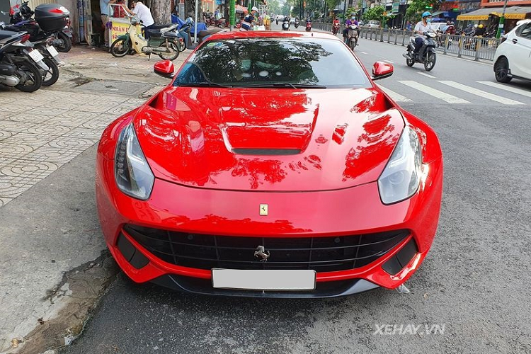 Ở dạng nguyên bản, Chiếc Ferrari F12 Berlinetta hàng hiếm này "cưỡi" trên bộ mâm 5 chấu màu tối kích thước 20 inch nhưng trong lần xuất hiện này các la-zăng đã được chủ nhân sơn lại với màu bạc sáng để chiếc xe trông mới mẻ hơn.