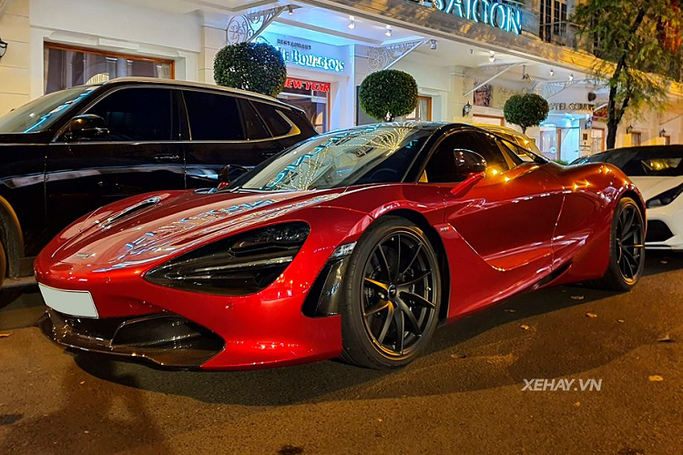 McLaren 720S Spider có trọng lượng khô là 1.322kg, nặng hơn 49kg so với coupe bởi vì hệ thống mui cứng và phần chứa mui. Mặc dù vậy, 720S Spider vẫn nhẹ hơn 88kg so với đối thủ Ferrari 488 Spider.