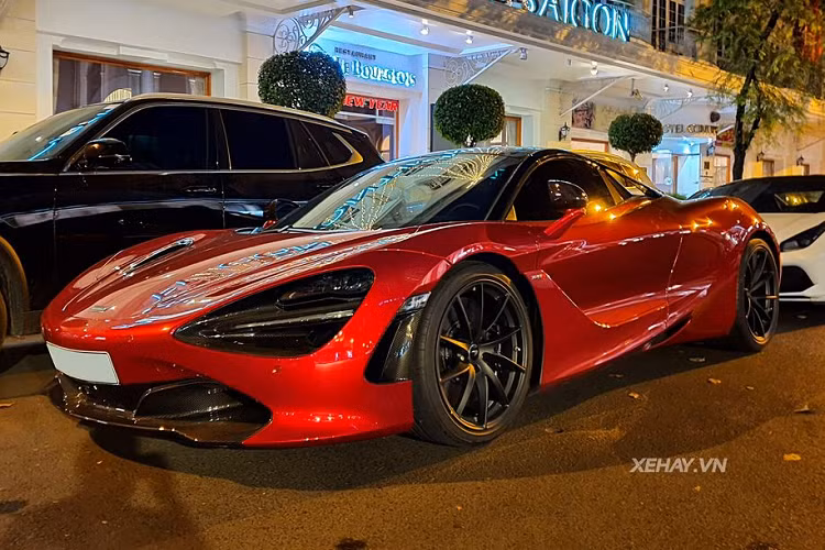 McLaren 720S Spider có trọng lượng khô là 1.322kg, nặng hơn 49kg so với coupe bởi vì hệ thống mui cứng và phần chứa mui. Mặc dù vậy, 720S Spider vẫn nhẹ hơn 88kg so với đối thủ Ferrari 488 Spider.