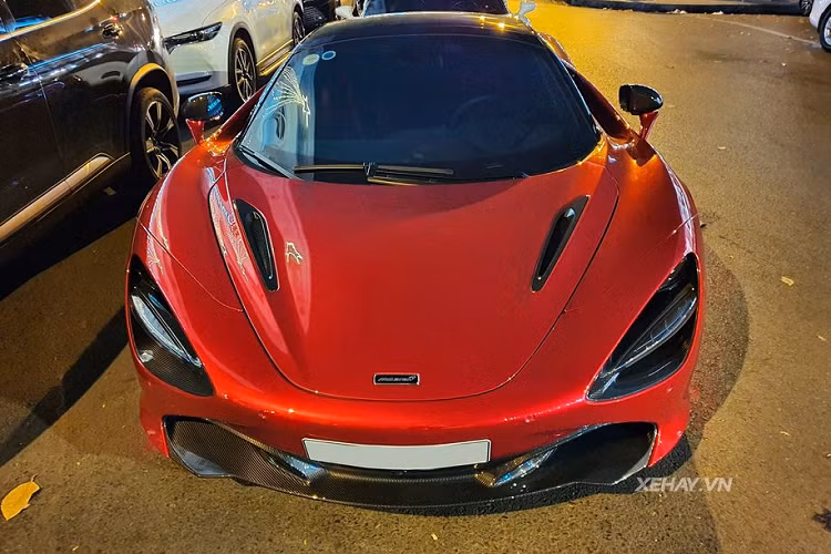 Siêu phẩm McLaren 720S Spider hàng hiếm trong bài viết được đưa về nước hồi tháng 6/2019 và sở hữu nước sơn ngoại thất màu đỏ Memphis Red vô cùng ấn tượng. Chưa hết, chiếc xe còn được chủ nhân tuỳ chọn thêm gói trang bị Performance cùng nhiều chi tiết làm từ sợi carbon như cản trước, hốc đèn pha, gương chiếu hậu, nắp khoang động cơ, hốc hút gió và cản sau...