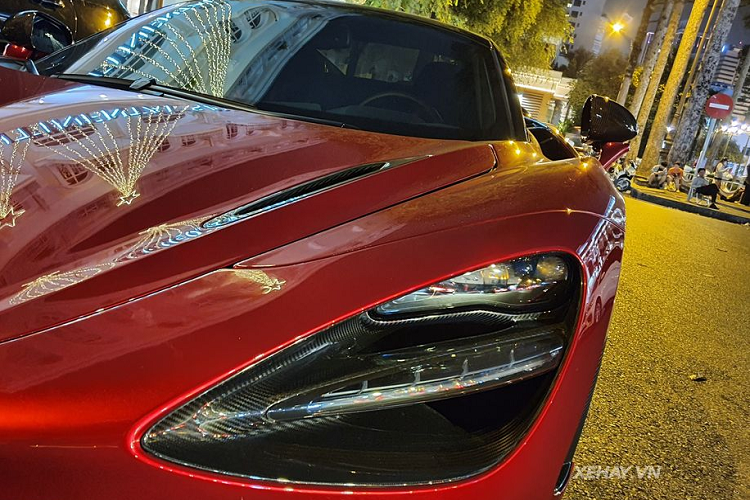 McLaren 720S Spider là phiên bản mui trần của mẫu 720S Coupe. Chính vì vậy, khác biệt lớn nhất trong thiết kế của 720S Spider so với bản Coupe chính là phần mui cứng có thể đóng/mở điện tiện lợi. Và cũng chính ở phần mui cứng này, đây cũng là chi tiết khiến 720S Spider hấp dẫn nhiều đại gia Việt bởi độ linh hoạt và khả năng chống chịu thời tiết tốt hơn so với mui mềm bằng vải.