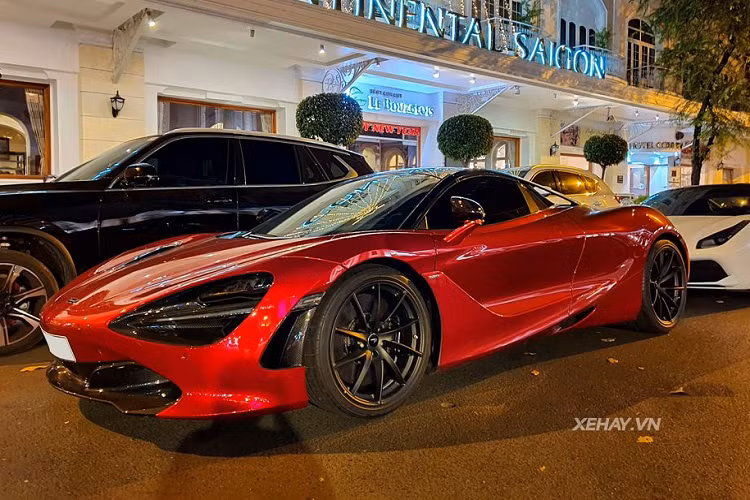 Tuy nhiên, khi phần mui xếp cứng của siêu xe mui trần McLaren 720S Spider được hạ xuống, tốc độ tối đa của xe chỉ có thể đạt vận tốc 325 km/h. McLaren 720S Spider có thể xem là chiếc siêu xe mui trần sử dụng động cơ V8 mạnh nhất trên thế giới hiện nay. Mức giá xe McLaren 720S Spider khi mới về Việt Nam khoảng hơn 23 tỷ đồng.
