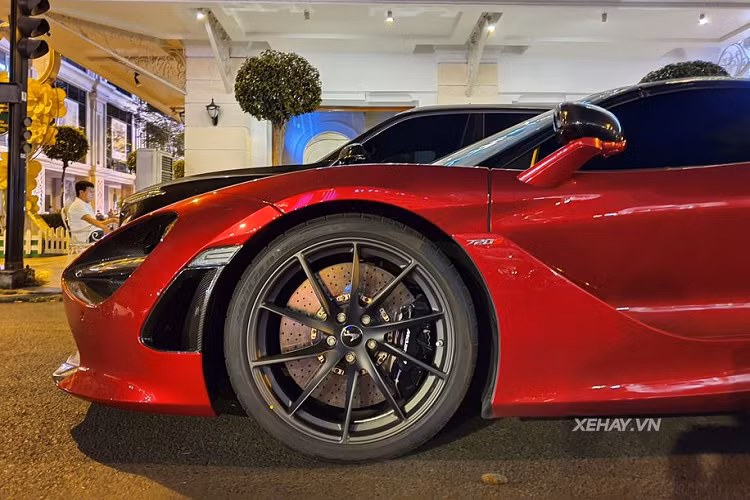 McLaren 720S Spider được xây dựng trên cấu trúc khung sợi carbon Monocage II-S - phát triển từ Monocage II của người anh em coupe. Hệ thống khí động học dưới gầm xe cũng đã được sửa đổi để đảm bảo nó tương thích với phần thân sau mới và cánh gió đuôi chủ động thể thao (có thiết lập chuyển động khác với chiếc coupe).