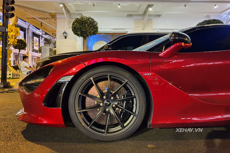 Phần mui cứng có thể thu vào của McLaren 720S Spider bao gồm tấm nóc sợi carbon một mảnh tiêu chuẩn với cơ chế gập điện nâng/hạ chỉ trong 11 giây, nhanh hơn 6 giây so với đàn em 650 Spider. Đặc biệt, phần mui này có thể hoạt động ở tốc độ lên tới 50 km/h, hơn hẳn 650 Spider (phạm vi 30 km/h) và cũng hoạt động êm ái gấp đôi so với Super Series mui trần thế hệ đầu tiên.