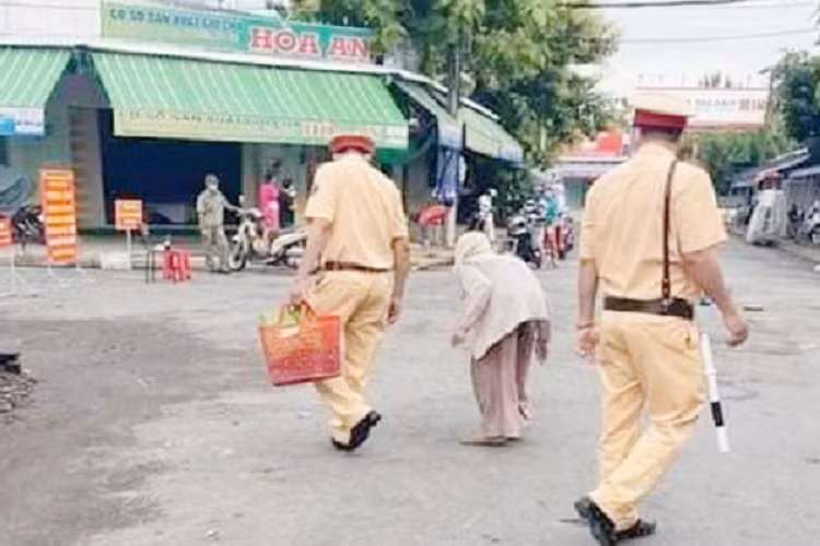 CSGT mua thuc pham 'giai cuu' cho cu gia 85 tuoi