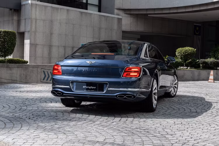 Động cơ của Bentley Flying Spur thế hệ mới có chế độ ngưng 4 xy-lanh khi xe không phải tải quá nhiều, cụ thể là mô-men xoắn dưới 235 Nm và tua máy dưới 3.000 vòng/phút. Hãng xe Anh cho biết cả hành khách và người lái không thể nhận ra sự khác biệt vì chế độ này được chuyển trong chỉ 20 phần nghìn giây. Chế độ này giúp Flying Spur tiết kiệm được 16% nhiên liệu.