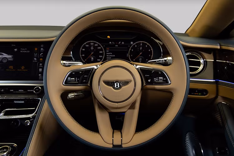 Ở thế hệ thứ 3, Flying Spur được Bentley phát triển dựa trên nền tảng riêng, không phải là phiên bản kéo dài của chiếc Continental GT. Nhờ vậy, Flying Spur đời mới trở thành một chiếc limousine thực thụ, đối thủ xứng tầm với Rolls-Royce Ghost.