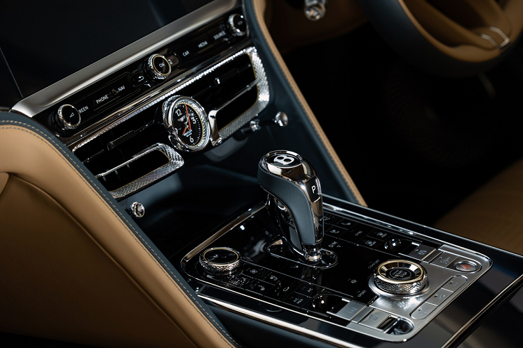 Tương tự ngoại thất, khách hàng có thể tùy chỉnh cho nội thất. Tiêu chuẩn, Bentley cung cấp nội thất ốp gỗ Walnut màu nâu, kết hợp với sợi carbon bóng. Bảng điều khiển của Flying Spur 2020 có nét tương đồng với Continental GT ở màn hình cảm ứng trung tâm 12,3 inch.