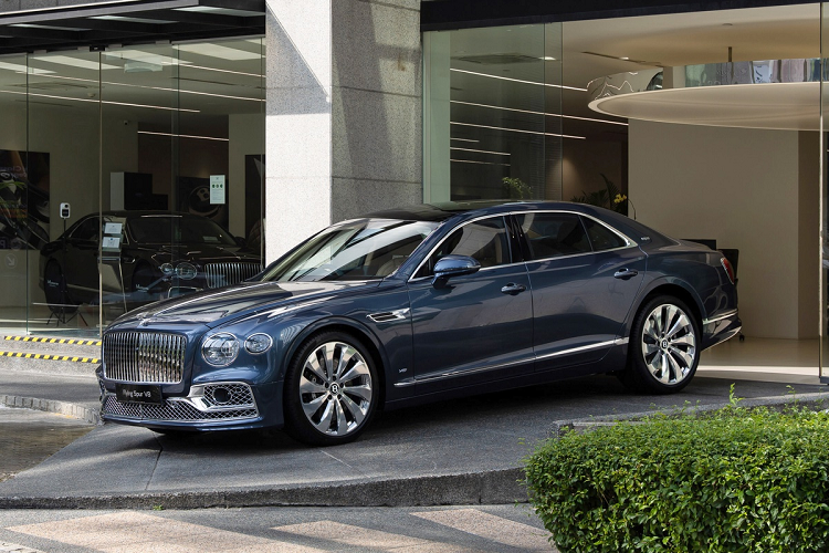 Cung cấp sức mạnh cho mẫu xe siêu sang Bentley Flying Spur V8 là động cơ tăng áp kép V8 4.0L, sản sinh công suất 550 mã lực và mô-men xoắn 770 Nm tại 2.000 vòng/phút. Đi kèm hộp số ly hợp kép 8 cấp và hệ dẫn động 4 bánh, Flying Spur V8 có thể tăng tốc 0-100 km/h trong 4,1 giây trước khi đạt vận tốc tối đa 318 km/h
