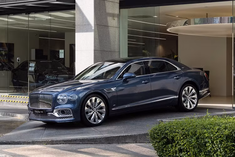 Cung cấp sức mạnh cho mẫu xe siêu sang Bentley Flying Spur V8 là động cơ tăng áp kép V8 4.0L, sản sinh công suất 550 mã lực và mô-men xoắn 770 Nm tại 2.000 vòng/phút. Đi kèm hộp số ly hợp kép 8 cấp và hệ dẫn động 4 bánh, Flying Spur V8 có thể tăng tốc 0-100 km/h trong 4,1 giây trước khi đạt vận tốc tối đa 318 km/h