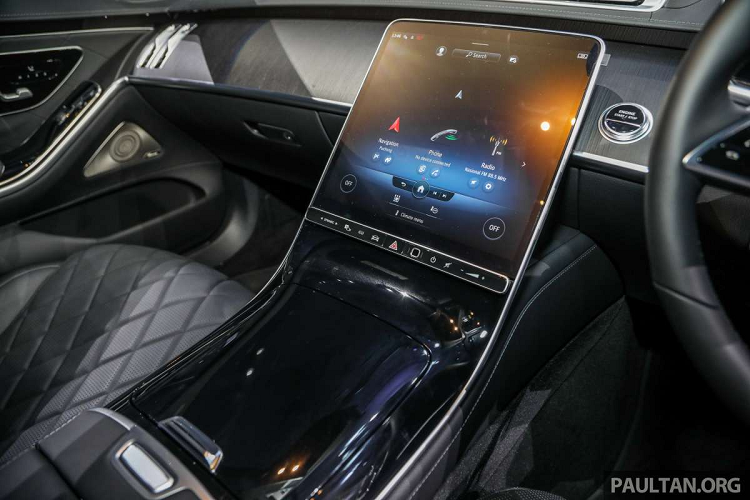 Khác thị trường Việt Nam, S-Class 2022 tại Malaysia trang bị công nghệ Digital Light cho đèn pha thay cho Multibeam, tích hợp hệ thống đèn pha thích ứng Adaptive Highbeam Assist Plus có độ chính xác cao hơn 100 lần cùng tính năng điều chỉnh hướng đèn theo địa hình lấy từ dữ liệu điều hướng.