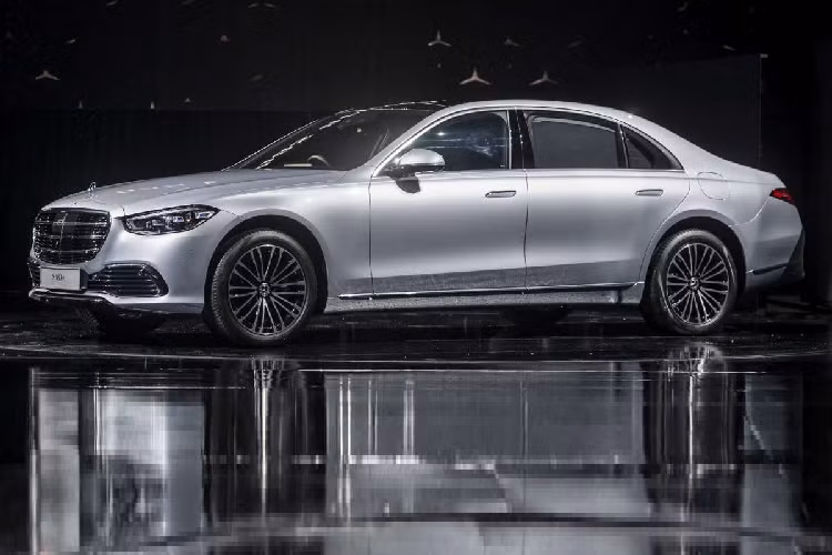 Động cơ điện được cung cấp năng lượng từ pin lithium-ion 28,6 kWh, một bộ phận có công suất cao hơn gấp đôi so với pin trong S560e. Do đó, tầm hoạt động hoàn toàn bằng điện đã được tăng lên mức 100 km và có thể chạy thuần điện ở tốc độ lên đến 140 km/h. S580e đi kèm với bộ sạc 11kW, thông qua bộ sạc âm tường AC ba pha sẽ mất khoảng 2 đến 2,5 giờ để pin đạt 80%.