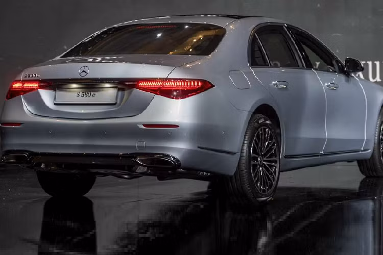 Với chiều dài 5.179 mm, rộng 1.921 mm và cao 1.503 mm ở bản tiêu chuẩn, Mercedes-Benz S-Class 2022 mới dài hơn 54 mm, rộng hơn 22 mm và cao hơn 10 mm so với bản tiền nhiệm. Phiên bản được giới thiệu tại Malaysia thuộc bản trục cơ sở kéo dài vì vậy nó dài hơn 110 mm ở mức 5.289 mm. Dù kích thước tăng nhưng trọng lượng của S-Class 2022 nhẹ hơn 60kg so với phiên bản cũ nhờ sử dụng nhôm cho hơn 50% cấu trúc xe.