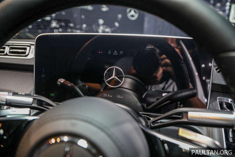 Tay nắm cửa thiết kế dạng ẩn vào thân xe là trang bị hoàn toàn mới trên S-Class, có thể tự động nâng lên bằng điện khi người lái chạm vào tay nắm cửa, tích hợp chức năng chìa khóa thông minh KEYLESS-GO. Trong trường hợp xảy ra va chạm, tay nắm cửa cũng sẽ tự động nâng lên để đảm bảo an toàn.