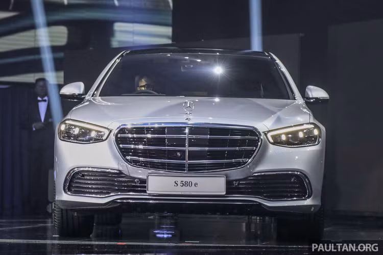 Hàng ghế sau có cả tính năng sưởi cổ. Động cơ trên Mercedes-Benz S580e 2021 là động cơ mã M256 I6 tăng áp 3.0 lít điện khí hóa, kết hợp với hộp số tự động 9 cấp, sản sinh tổng công suất 510 mã lực và mô-men xoắn 750Nm. Xe có thể tăng tốc từ 0-100km/h chỉ trong 5,2 giây trước khi đạt vận tốc tối đa 250km/h.