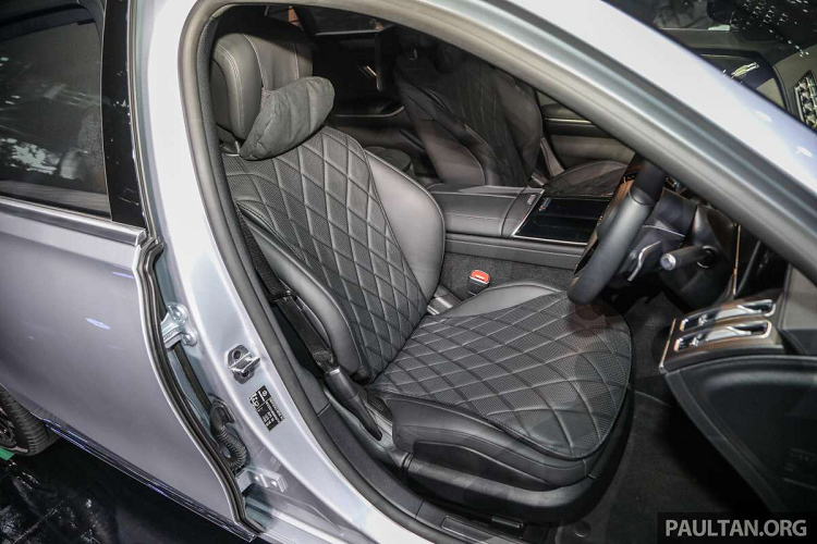 S580e 2022 tại Malaysia được trang bị hệ thống giải trí MBUX cao cấp phía sau với cặp màn hình 11 inch, hai tai nghe không dây và máy tính bảng Android 7,0 inch, có thể gắn vào bệ tỳ tay trung tâm phía sau.