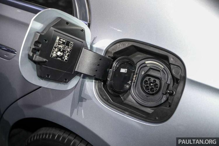 Nội thất S580e 2022 toát lên vẻ sang trọng nhờ các chất liệu cao cấp như gỗ open-pore, bảng điều khiển trung tâm được hoàn thiện bằng pha lê đen, cũng như da Nappa cho ghế và vô lăng. Ghế chỉnh điện có tính năng sưởi và làm mát cũng như chức năng mát-xa bắp chân. 