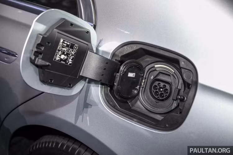 Nội thất S580e 2022 toát lên vẻ sang trọng nhờ các chất liệu cao cấp như gỗ open-pore, bảng điều khiển trung tâm được hoàn thiện bằng pha lê đen, cũng như da Nappa cho ghế và vô lăng. Ghế chỉnh điện có tính năng sưởi và làm mát cũng như chức năng mát-xa bắp chân. 