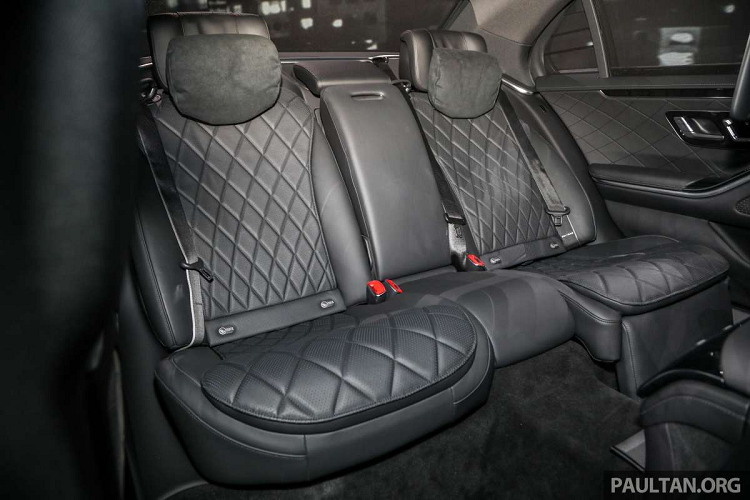 Đặc biệt là hệ thống điều khiển cử chỉ MBUX hoạt động thông qua các camera trên bảng điều khiển trần xe và thuật toán tự học, có thể phân tích các cử động tay, đầu và ngôn ngữ cơ thể để ra lệnh phản hồi cho các chức năng tương ứng trên xe.