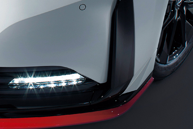 Líp hông của xe cũng được thay thế với thiết kế thể thao, khỏe khoắn hơn. Chi tiết cản sau của xe được sửa đổi lại hoàn toàn với phần đuôi xe được vuốt cao lên cùng bộ khuếch tán nằm ngang được đặt phía dưới. Xe được trang bị hai hốc gió hai bên cản kéo dài xuống phần dưới. Ở giữa cản sau còn được lắp đặt một đèn cảnh báo giống với các chi tiết thường thấy trên xe đua.