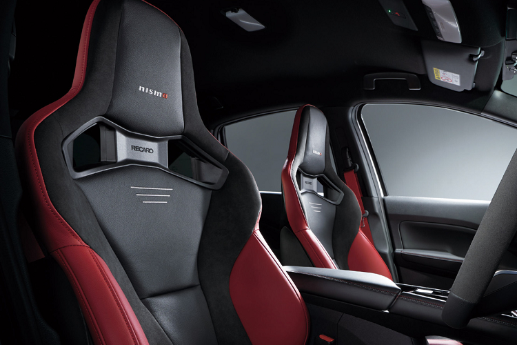 Trên tựa ghế được thêu logo NISMO biểu thị phiên bản kết hợp với những đường chỉ khâu màu xám. Vô lăng của xe cũng được bọc lại với chỉ khâu màu đỏ, tâm vô lăng cũng được đánh viền đỏ tạo cảm giác giống với những chiếc xe thể thao thực thụ.