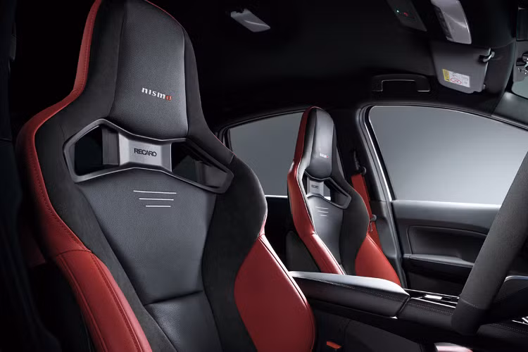 Trên tựa ghế được thêu logo NISMO biểu thị phiên bản kết hợp với những đường chỉ khâu màu xám. Vô lăng của xe cũng được bọc lại với chỉ khâu màu đỏ, tâm vô lăng cũng được đánh viền đỏ tạo cảm giác giống với những chiếc xe thể thao thực thụ.