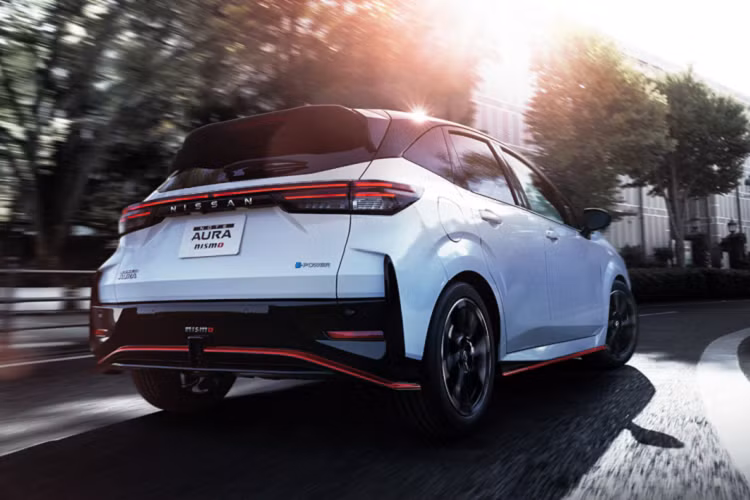 Biến thể NISMO được trang bị ba chế độ lái, bao gồm chế độ NISMO cung cấp phản ứng tốt hơn và cải thiện khả năng tăng tốc, Chế độ bình thường (Normal Mode) và Chế độ tiết kiệm (ECO Mode) đã được điều chỉnh đặc biệt cho mẫu xe này và mang lại cảm giác lái thoải mái hơn. Nissan đem đến cho khách hàng 5 tùy chọn màu sắc ngoại thất cho xe với 4 tông màu kết hợp. Mức giá xe Nissan Note Aura NISMO 2021 hiện vẫn chưa công bố chính thức.