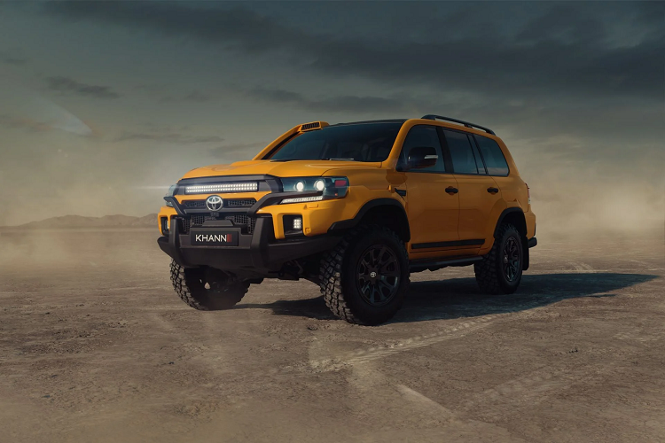 Nắp capô có lỗ thông gió cũng là một điểm mới, với những đường nét năng động, dữ dội hơn. Ở hai bên, Khann đã bổ sung các tấm ốp mở rộng chắn bùn, bao phủ bộ lốp xe địa hình to lớn bọc ngoài la-zăng hợp kim 10 chấu màu đen.